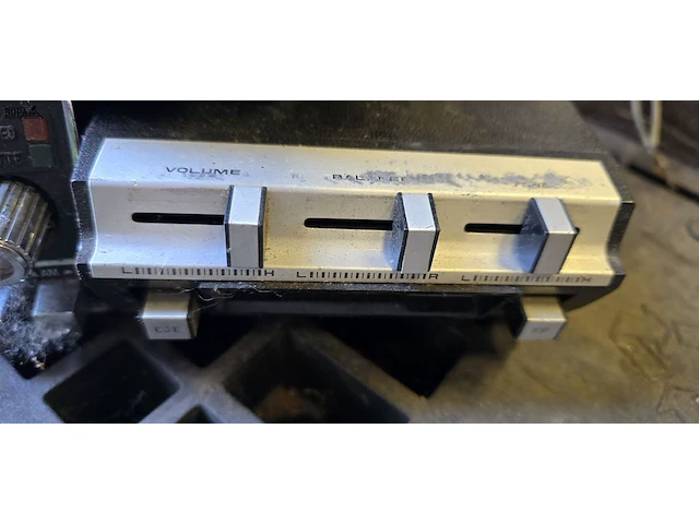 Lot 1 - vintage auto radio/cassette 3 stuks - afbeelding 3 van  4