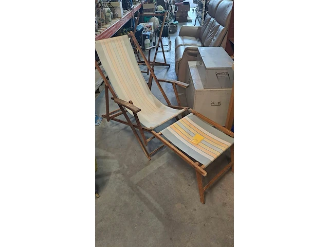 Lot 1 - vintage strandstoelen - 2 stuks + 1 voetensteun - afbeelding 1 van  3