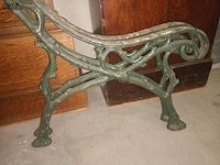Lot 10 - antieke tuinbank voeten - afbeelding 2 van  3