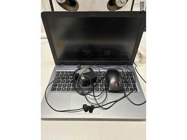 Lot 10 - asus laptop met muis - afbeelding 1 van  4