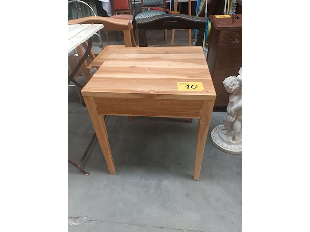 Lot 10 - bijzettafel in massief hout - afbeelding 1 van  3