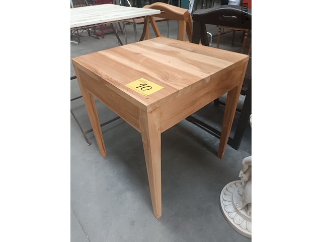 Lot 10 - bijzettafel in massief hout - afbeelding 2 van  3