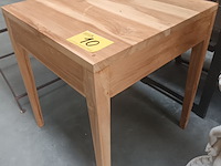 Lot 10 - bijzettafel in massief hout - afbeelding 2 van  3