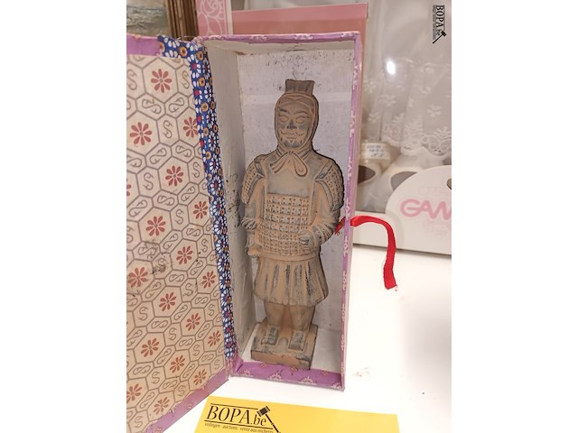 Lot 10 - chinese terracotta krijger - afbeelding 2 van  3
