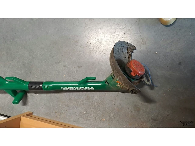 Lot 10 - electrische grastrimmer black & decker groen en onkruidverbr - afbeelding 3 van  3