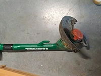 Lot 10 - electrische grastrimmer black & decker groen en onkruidverbr - afbeelding 3 van  3