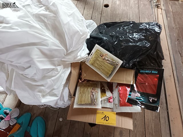 Lot 10 - folie gordijnen en white party stof - afbeelding 1 van  4