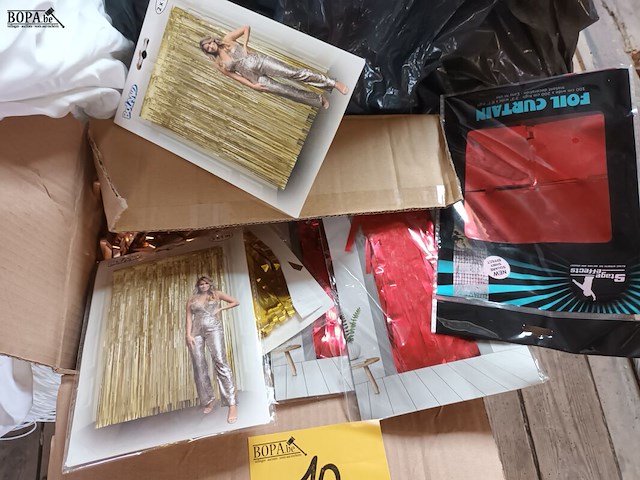 Lot 10 - folie gordijnen en white party stof - afbeelding 2 van  4