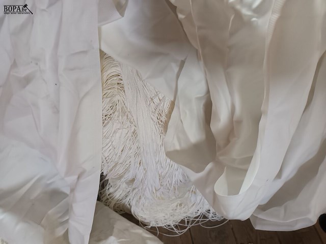 Lot 10 - folie gordijnen en white party stof - afbeelding 3 van  4