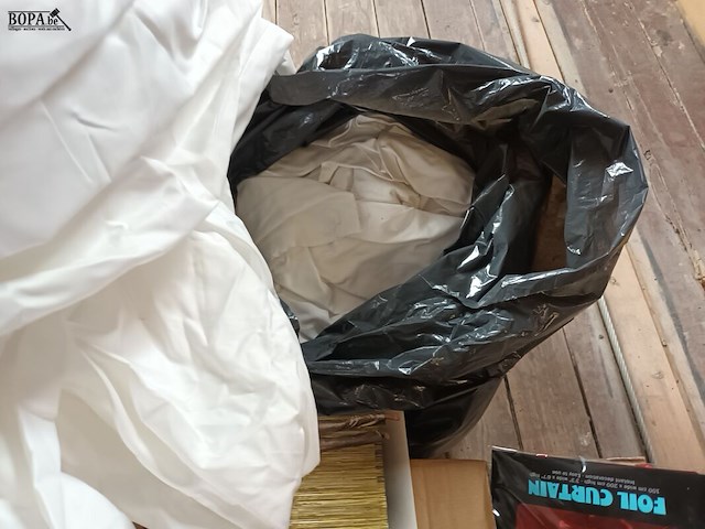 Lot 10 - folie gordijnen en white party stof - afbeelding 4 van  4