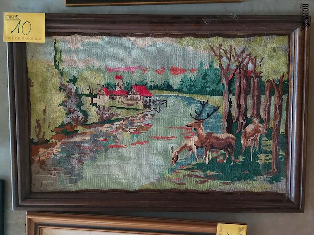 Lot 10 - geborduur schilderij - stilleven met herten aan rivier - afbeelding 1 van  2