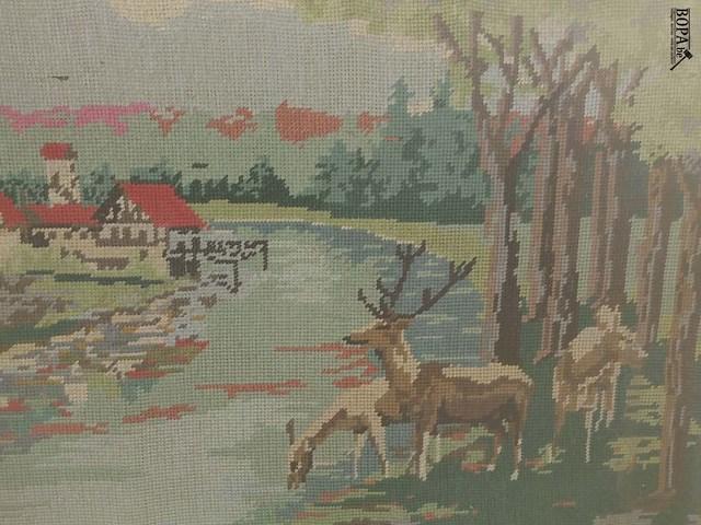 Lot 10 - geborduur schilderij - stilleven met herten aan rivier - afbeelding 2 van  2