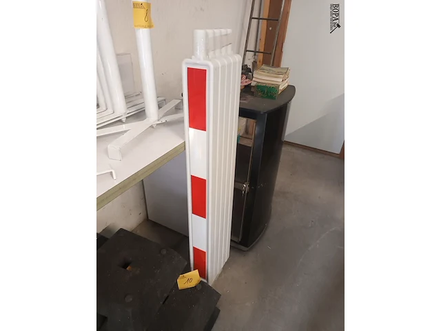 Lot 10 - geleidebakens met sokkels. 10 stuks - afbeelding 4 van  4
