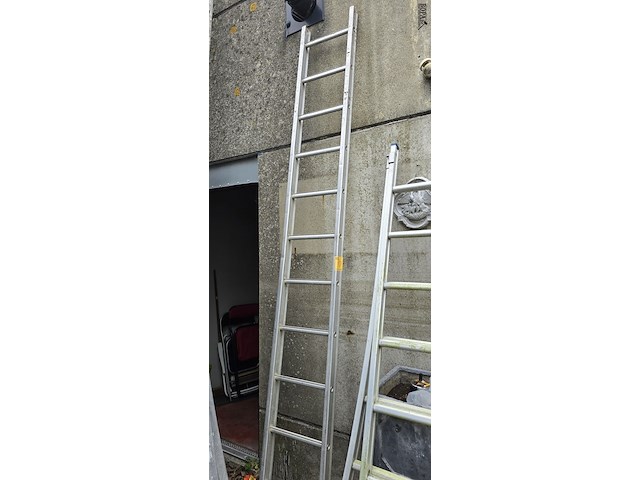 Lot 10 - ladder 12 treden - afbeelding 1 van  3