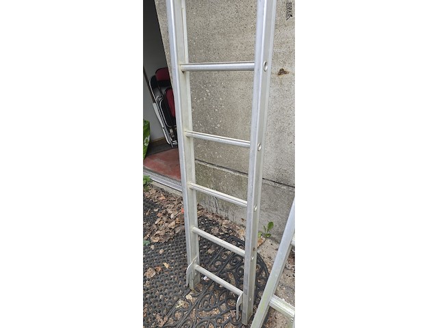 Lot 10 - ladder 12 treden - afbeelding 2 van  3