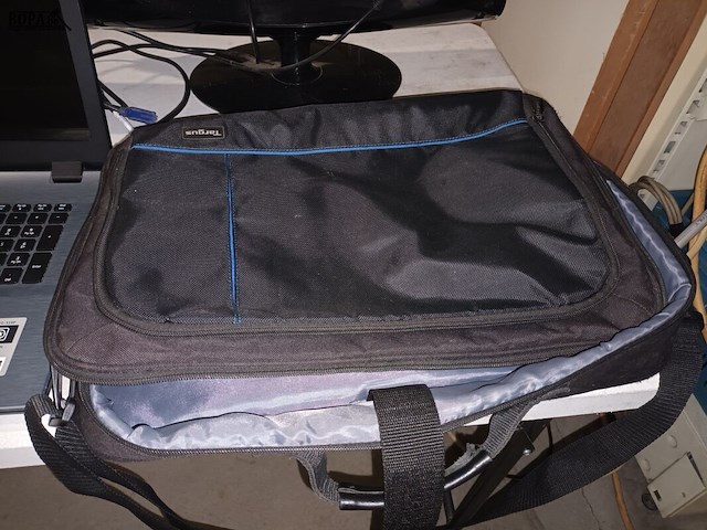 Lot 10 - laptop acer met draagtas - afbeelding 2 van  5