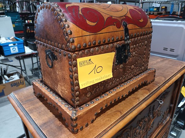 Lot 10 - lederen schatkist - afbeelding 2 van  4