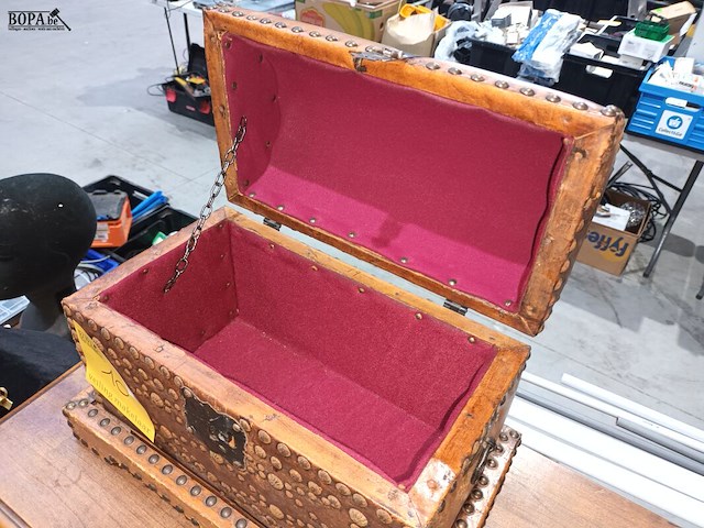 Lot 10 - lederen schatkist - afbeelding 4 van  4