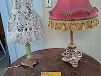 Lot 10 - lot 2 vintage tafellampen 1) messing met rode kap en franjes