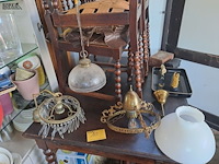 Lot 10 - lot luchters met messing armatuur, glazen kap en kristallen