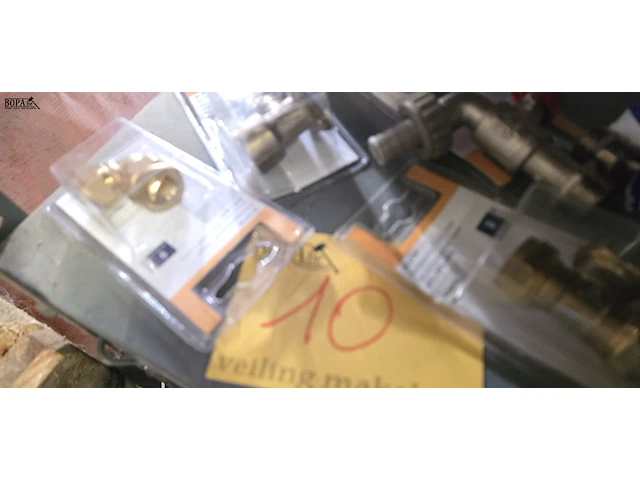 Lot 10 - lot sanitair materiaal - afbeelding 2 van  3