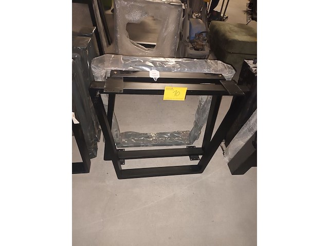 Lot 10 - metalen tafelpoten trapezium. 4 stuks - afbeelding 1 van  3