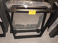 Lot 10 - metalen tafelpoten trapezium. 4 stuks