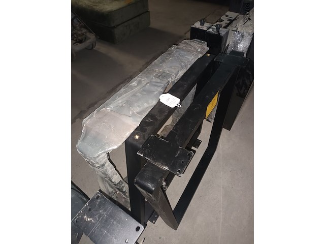 Lot 10 - metalen tafelpoten trapezium. 4 stuks - afbeelding 2 van  3