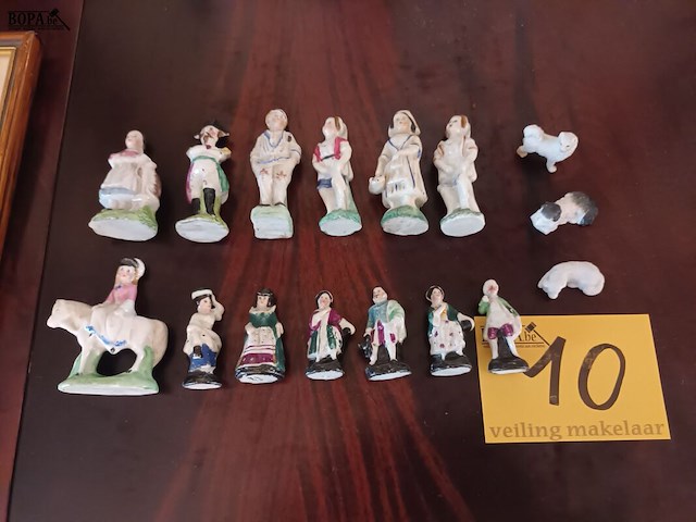 Lot 10 - miniatuur porselein beeldjes. 16 stuks - afbeelding 1 van  5