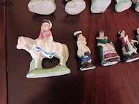 Lot 10 - miniatuur porselein beeldjes. 16 stuks - afbeelding 2 van  5