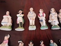 Lot 10 - miniatuur porselein beeldjes. 16 stuks - afbeelding 4 van  5