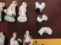 Lot 10 - miniatuur porselein beeldjes. 16 stuks - afbeelding 5 van  5