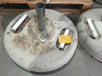 Lot 10 - parasolvoet. 2 stuks - afbeelding 2 van  3