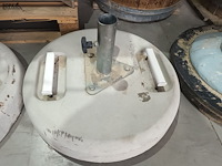 Lot 10 - parasolvoet. 2 stuks - afbeelding 3 van  3