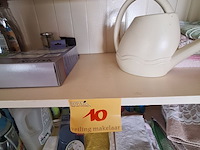 Lot 10 - poetsmateriaal. inhoud kast