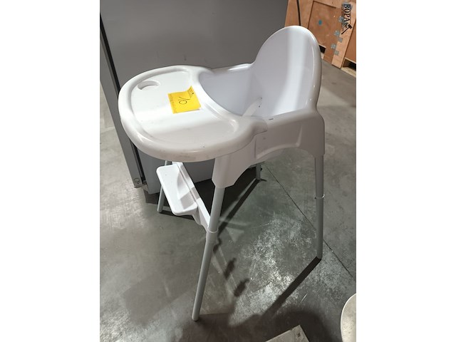 Lot 10 - pvc kinderstoel - afbeelding 2 van  3