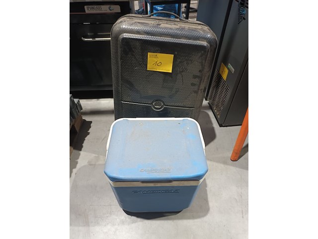 Lot 10 - reiskoffer en frigobox - afbeelding 1 van  4