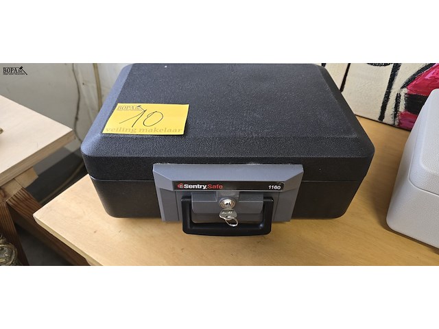 Lot 10 - safe koffer sentry safe 1160 met sleutel - afbeelding 1 van  3