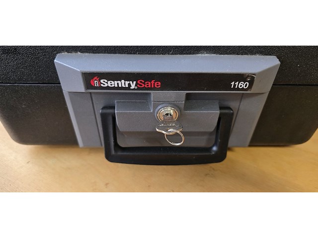 Lot 10 - safe koffer sentry safe 1160 met sleutel - afbeelding 2 van  3
