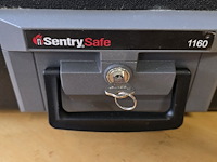 Lot 10 - safe koffer sentry safe 1160 met sleutel - afbeelding 2 van  3