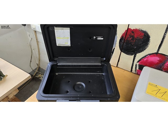 Lot 10 - safe koffer sentry safe 1160 met sleutel - afbeelding 3 van  3