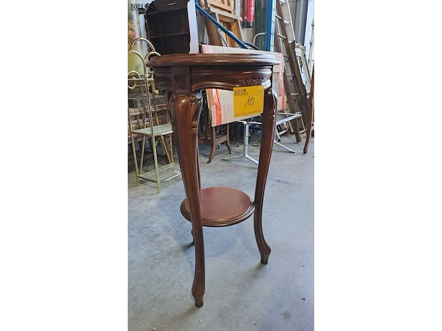 Lot 10 - sierlijke houten bijzettafel met blad in vlechtwerk en glas - afbeelding 1 van  4