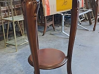 Lot 10 - sierlijke houten bijzettafel met blad in vlechtwerk en glas
