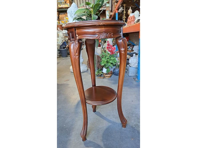 Lot 10 - sierlijke houten bijzettafel met blad in vlechtwerk en glas - afbeelding 2 van  4