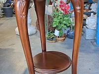 Lot 10 - sierlijke houten bijzettafel met blad in vlechtwerk en glas - afbeelding 2 van  4