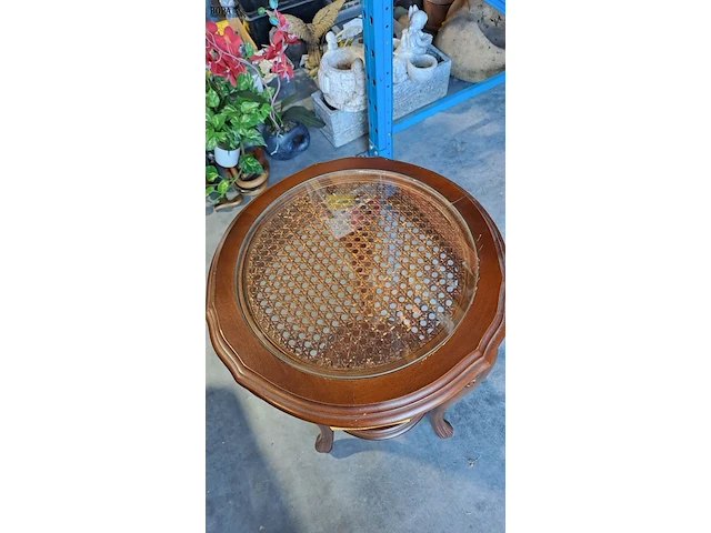 Lot 10 - sierlijke houten bijzettafel met blad in vlechtwerk en glas - afbeelding 3 van  4