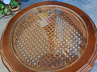 Lot 10 - sierlijke houten bijzettafel met blad in vlechtwerk en glas - afbeelding 3 van  4