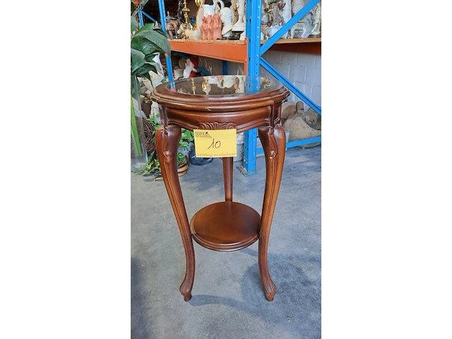 Lot 10 - sierlijke houten bijzettafel met blad in vlechtwerk en glas - afbeelding 4 van  4