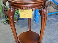 Lot 10 - sierlijke houten bijzettafel met blad in vlechtwerk en glas - afbeelding 4 van  4
