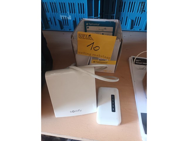 Lot 10 - somfy tahoma smart home-controller - afbeelding 1 van  3